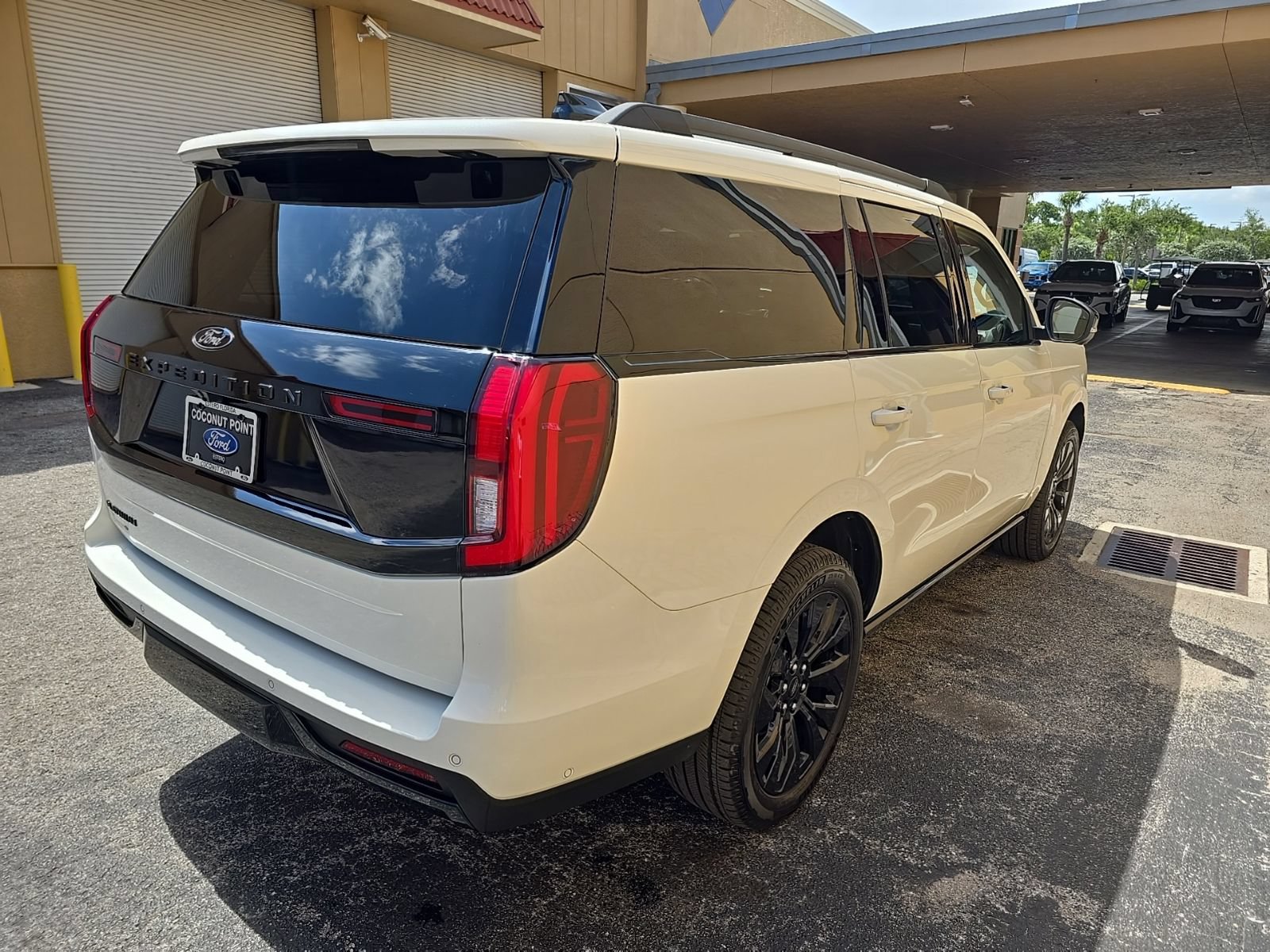 Certified 2025 Ford Expedition Platinum w/ Stealth Appearance Package AWD/4WD image 4
