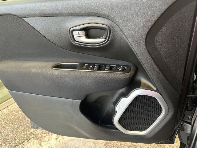 Used 2019 Jeep Renegade Latitude w/ Cold Weather Group image 15