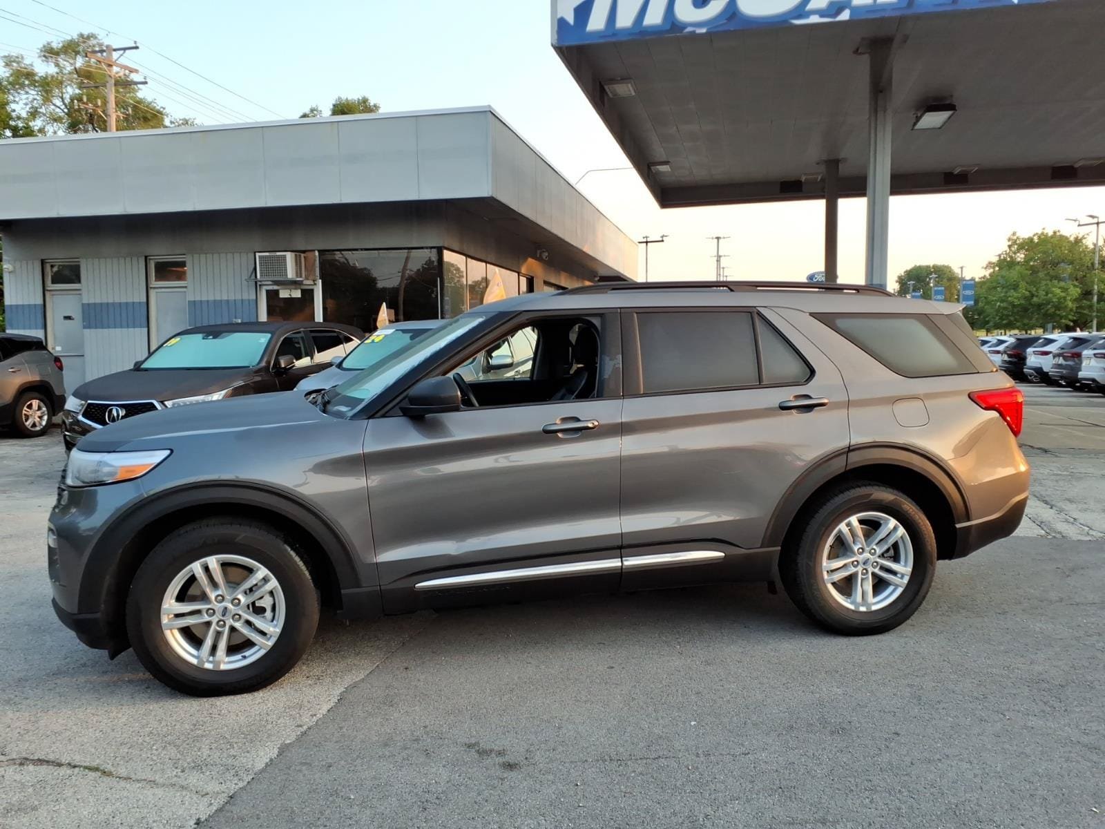 Certified 2023 Ford Explorer XLT w/ Equipment Group 202A AWD/4WD image 6