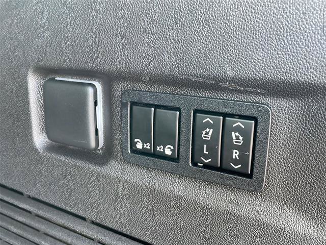 Used 2021 Chevrolet Suburban Z71 w/ Luxury Package AWD/4WD image 32