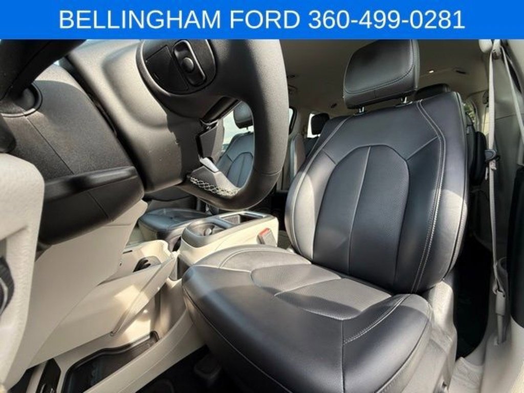 Used 2024 Chrysler Pacifica Touring-L image 22