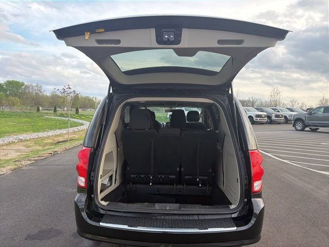 Used 2018 Dodge Grand Caravan SE FWD image 11