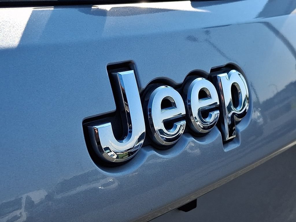 Used 2019 Jeep Grand Cherokee Laredo AWD/4WD image 28