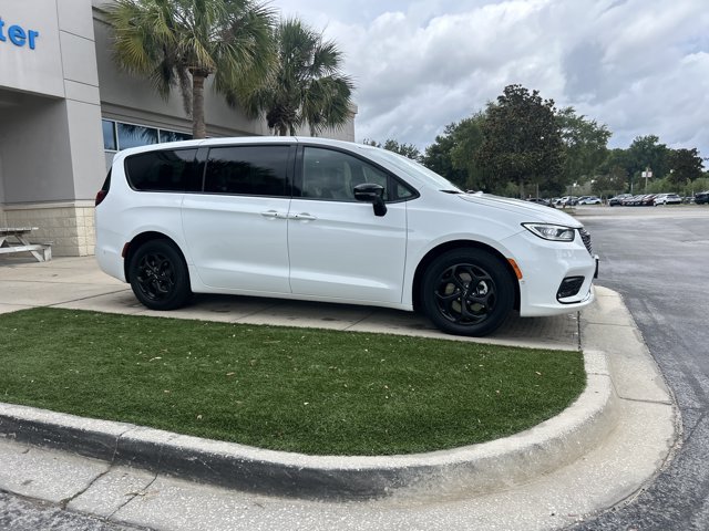 Used 2024 Chrysler Pacifica Limited FWD image 3