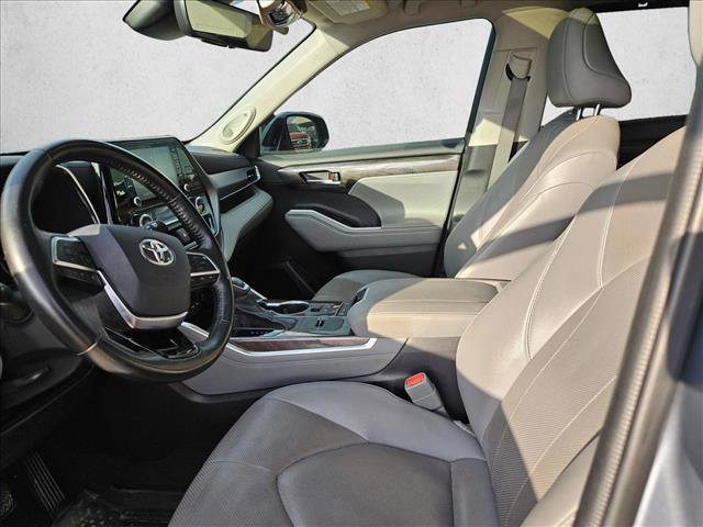 Used 2021 Toyota Highlander Limited image 19