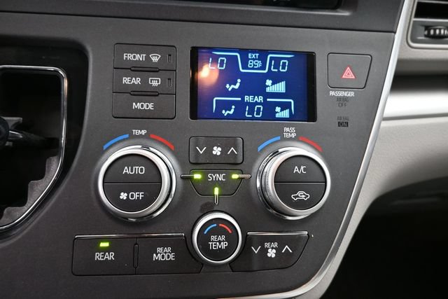 Used 2018 Toyota Sienna LE FWD image 12