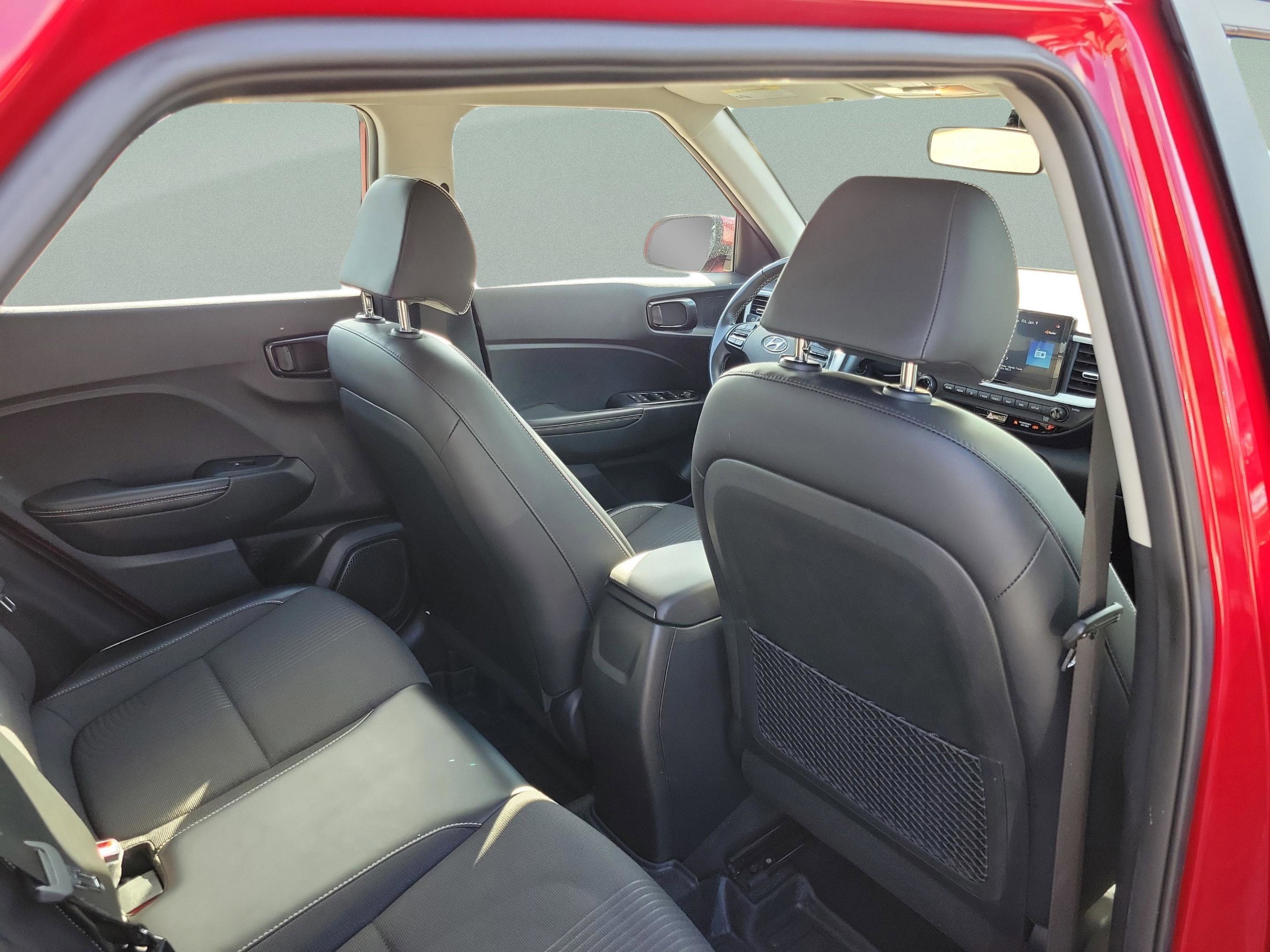 Used 2023 Hyundai Venue Limited image 21