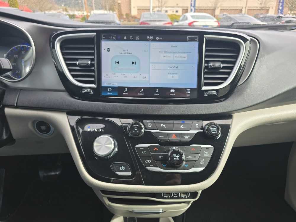 Used 2023 Chrysler Pacifica Touring-L image 12