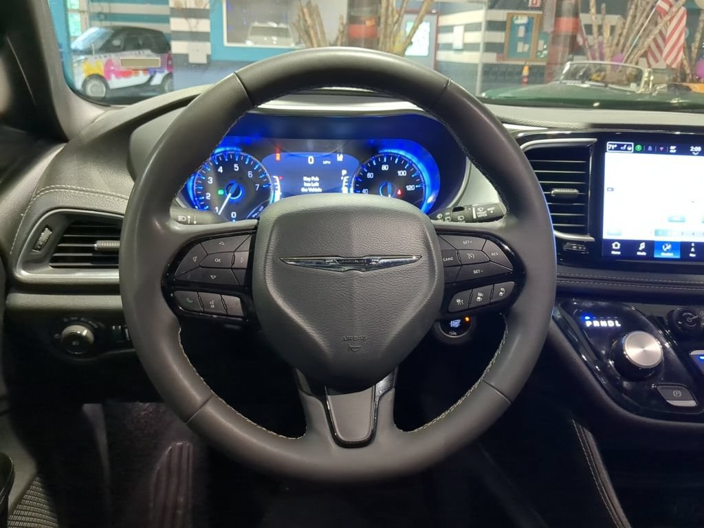 Used 2025 Chrysler Pacifica Limited FWD image 2