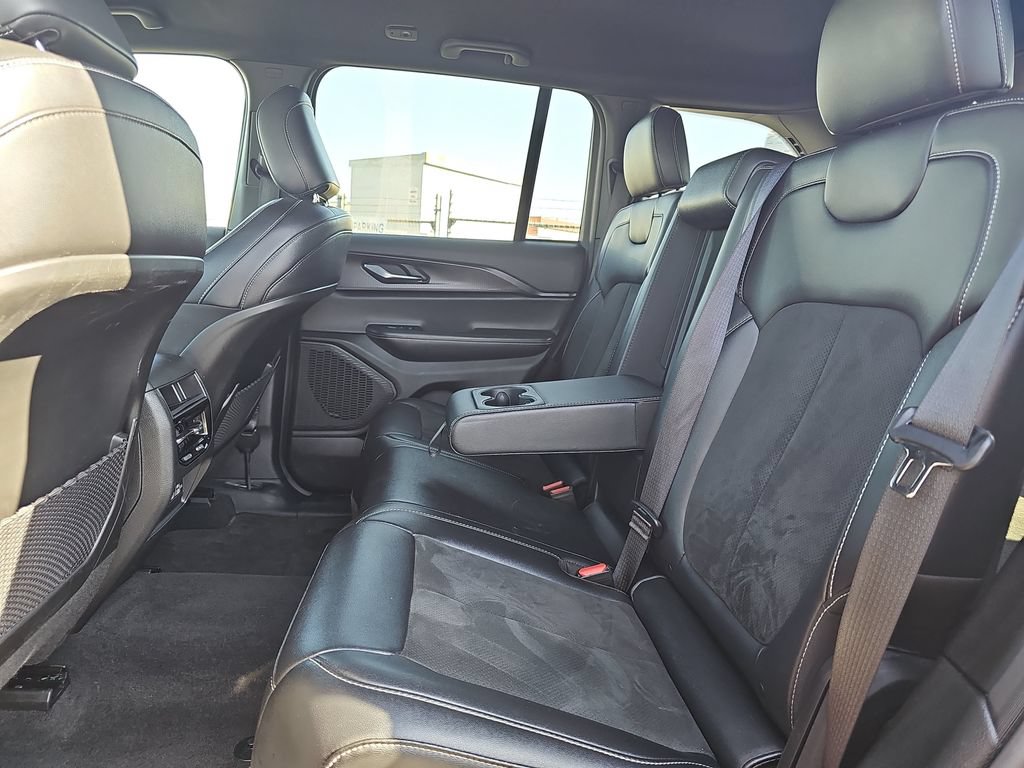 Used 2025 Jeep Grand Cherokee Altitude AWD/4WD image 14