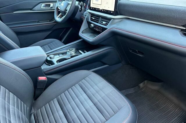Certified 2025 Ford Explorer ST-Line w/ Premium Package AWD/4WD image 17