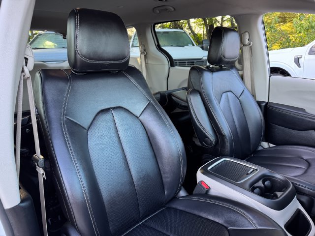 Used 2024 Chrysler Pacifica Limited FWD image 20