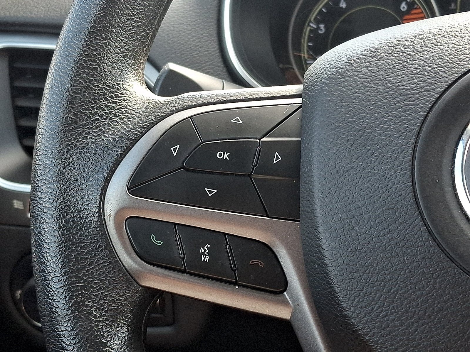 Used 2019 Jeep Cherokee Latitude w/ Popular Appearance Group FWD image 19