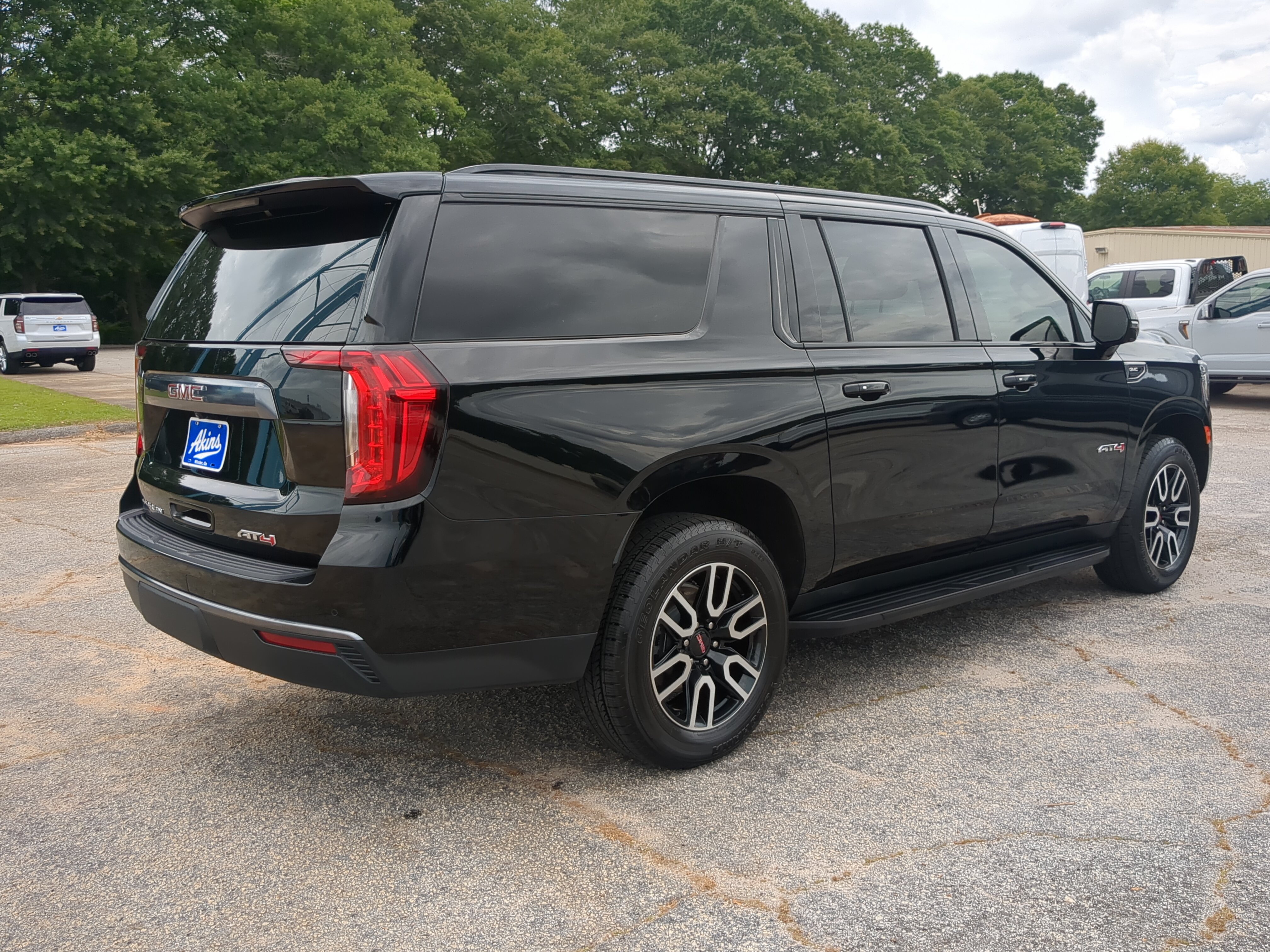 Used 2024 GMC Yukon XL AT4 w/ Technology Package AWD/4WD image 3