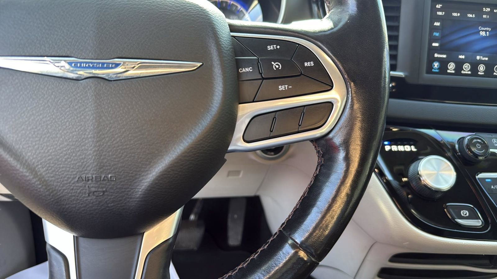 Used 2020 Chrysler Pacifica Touring-L FWD image 16