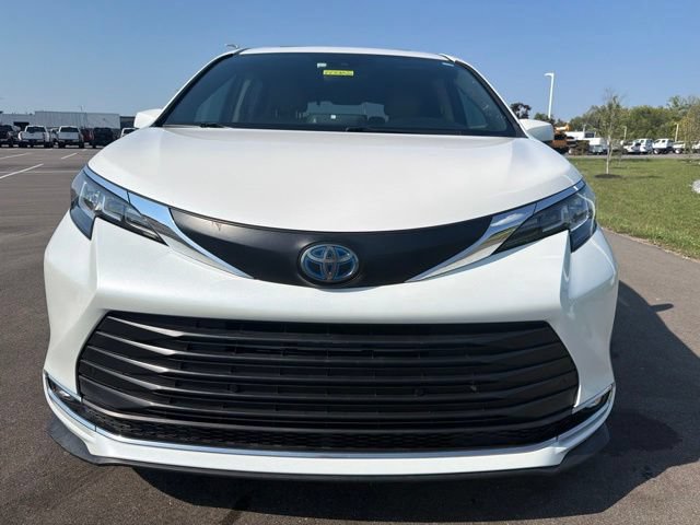 Used 2021 Toyota Sienna XLE FWD image 3