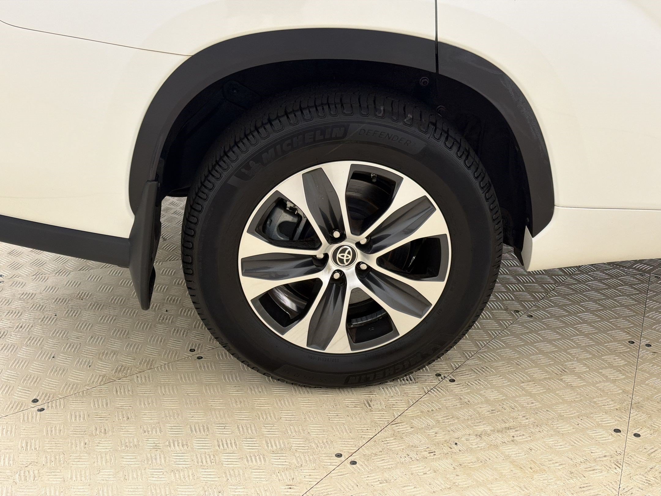 Used 2020 Toyota Highlander XLE AWD/4WD image 11