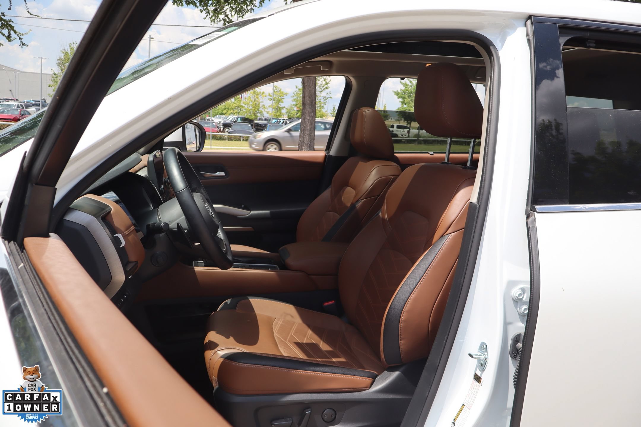 Used 2025 Nissan Pathfinder Platinum FWD image 11
