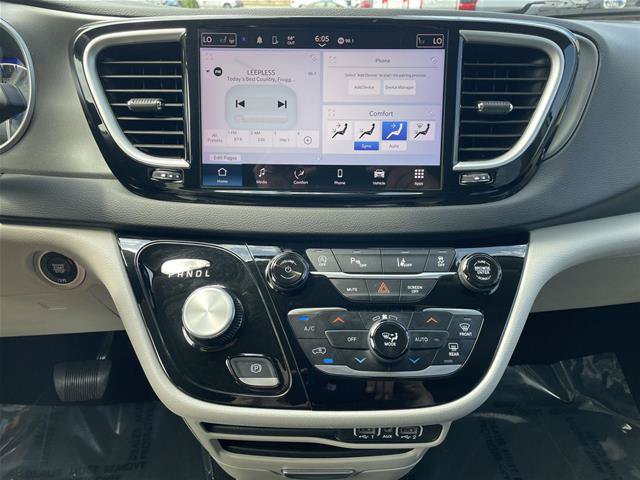 Used 2024 Chrysler Pacifica Touring-L FWD image 23