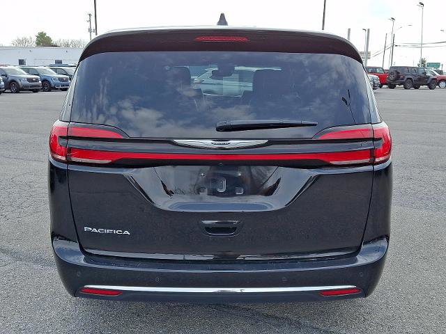 Used 2025 Chrysler Pacifica Select image 3
