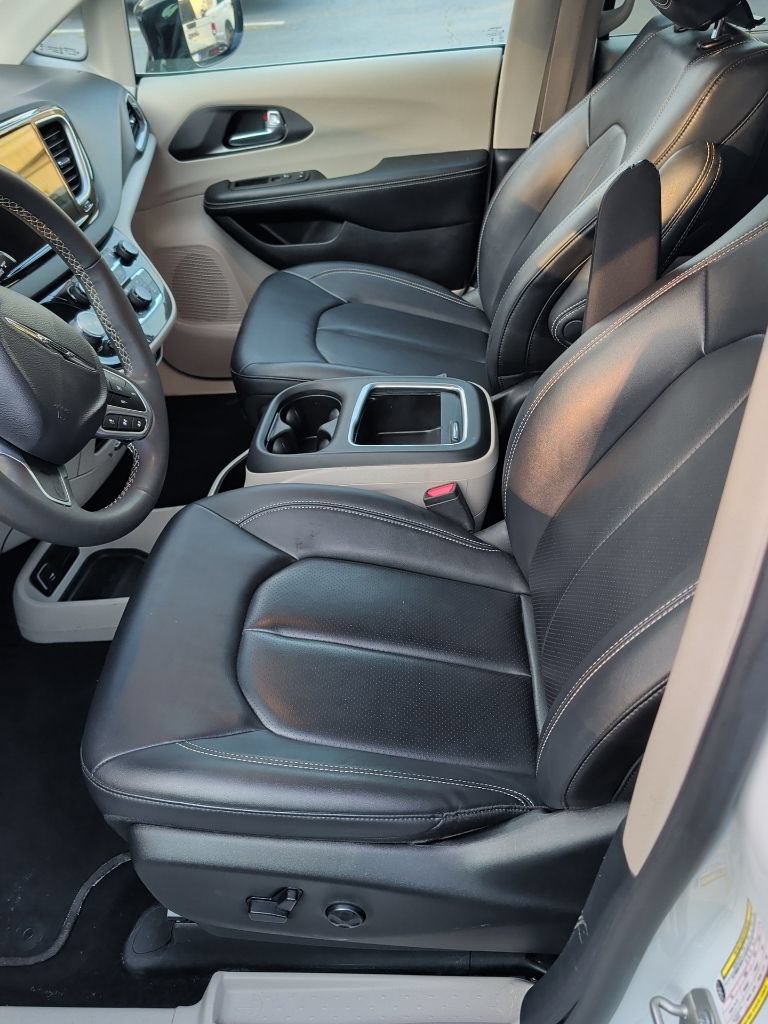 Used 2024 Chrysler Pacifica Touring-L FWD image 7