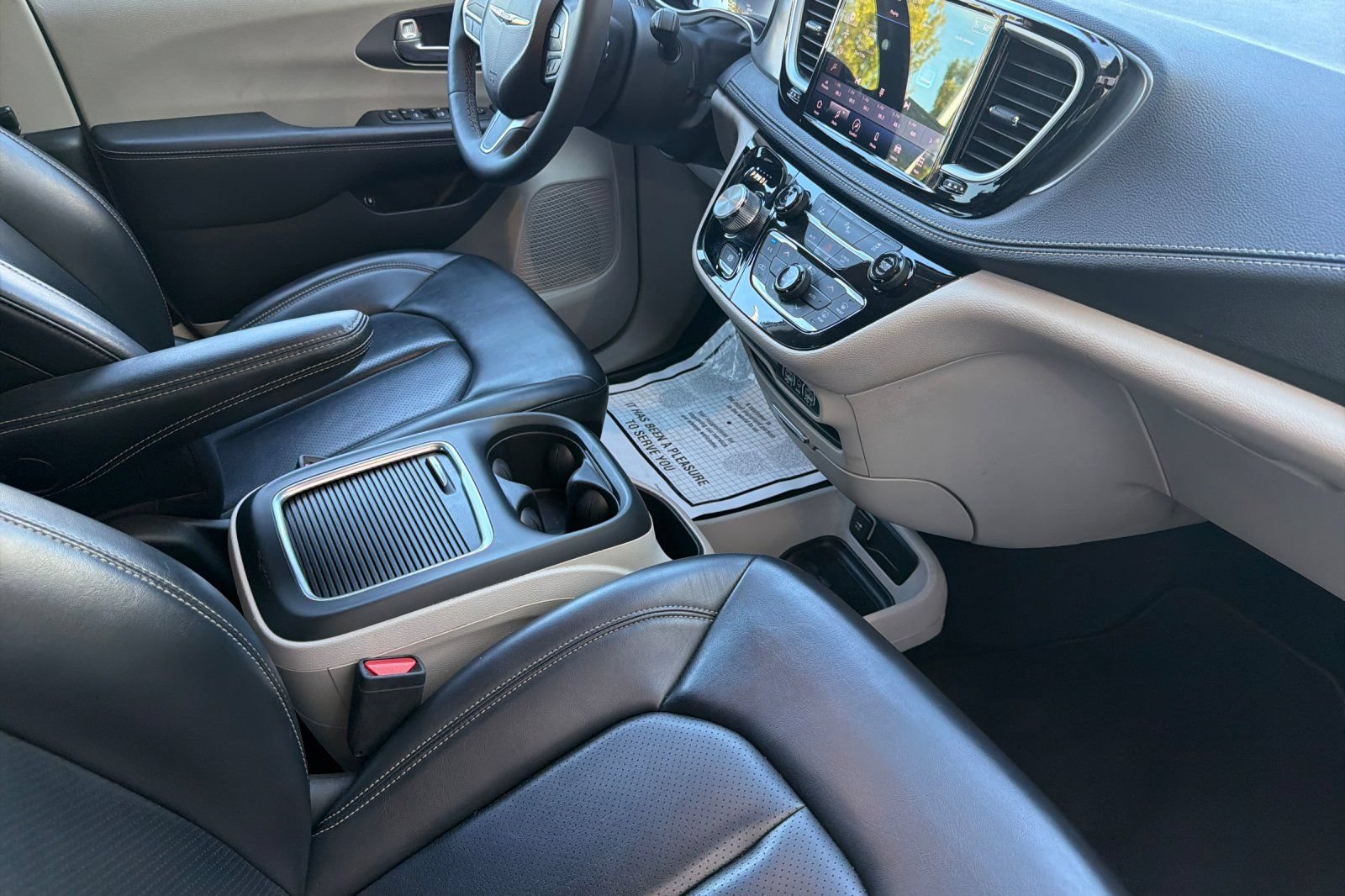 Used 2023 Chrysler Pacifica Touring-L FWD image 18
