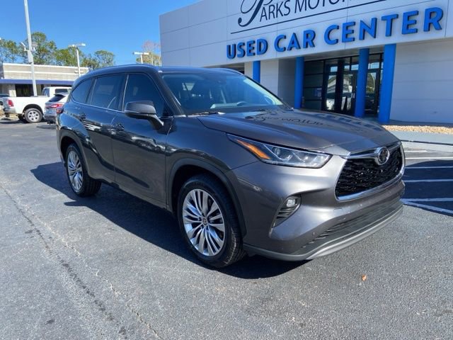 Used 2023 Toyota Highlander Platinum FWD image 2
