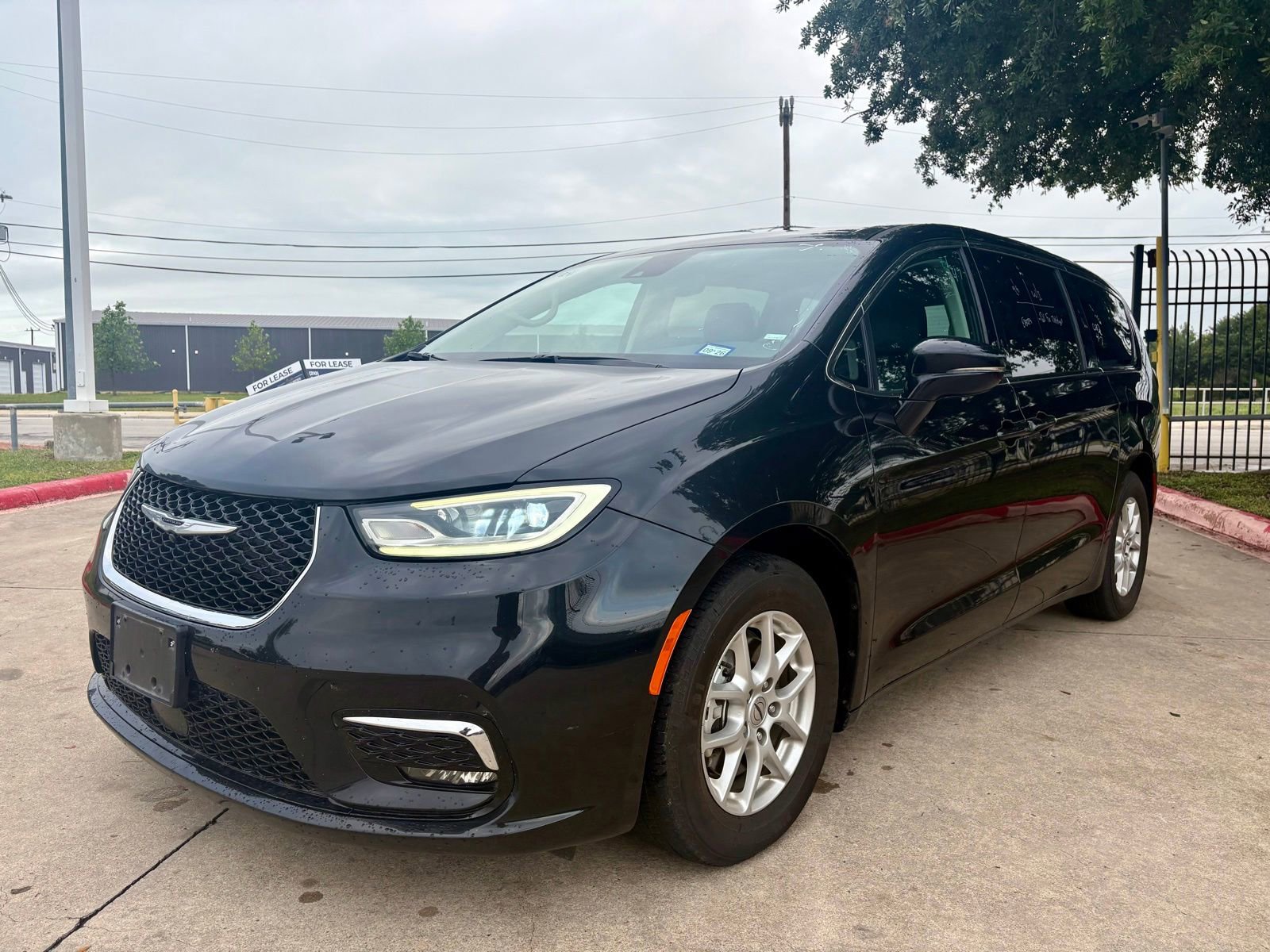 Used 2024 Chrysler Pacifica Touring-L FWD image 8