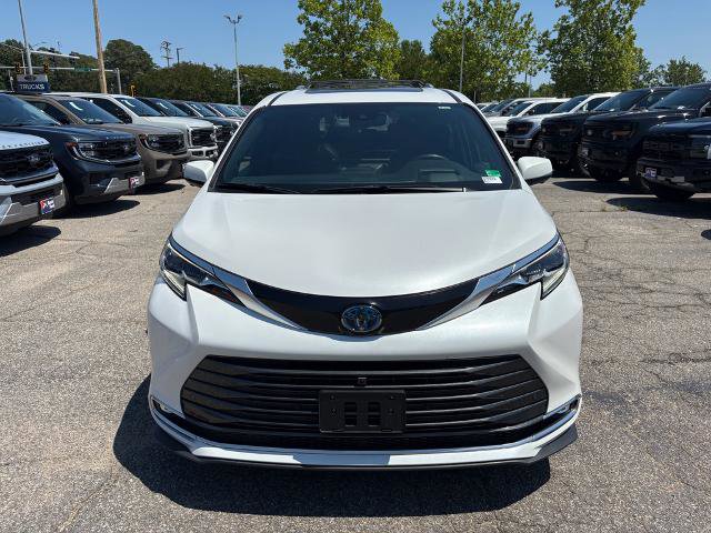Used 2025 Toyota Sienna Platinum AWD/4WD image 2