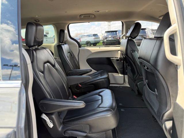 Used 2023 Chrysler Pacifica Touring-L image 29