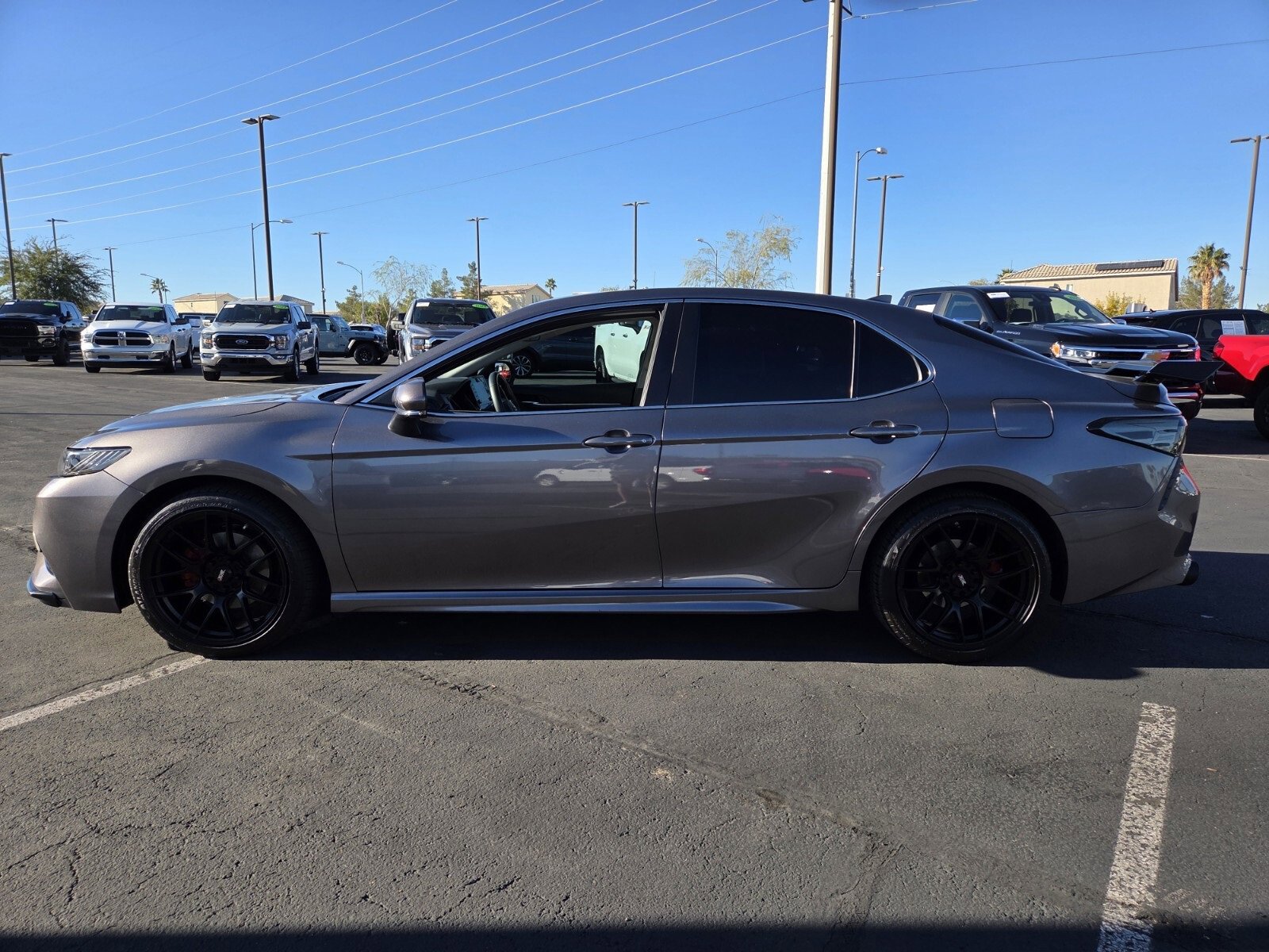 Used 2024 Toyota Camry SE image 3