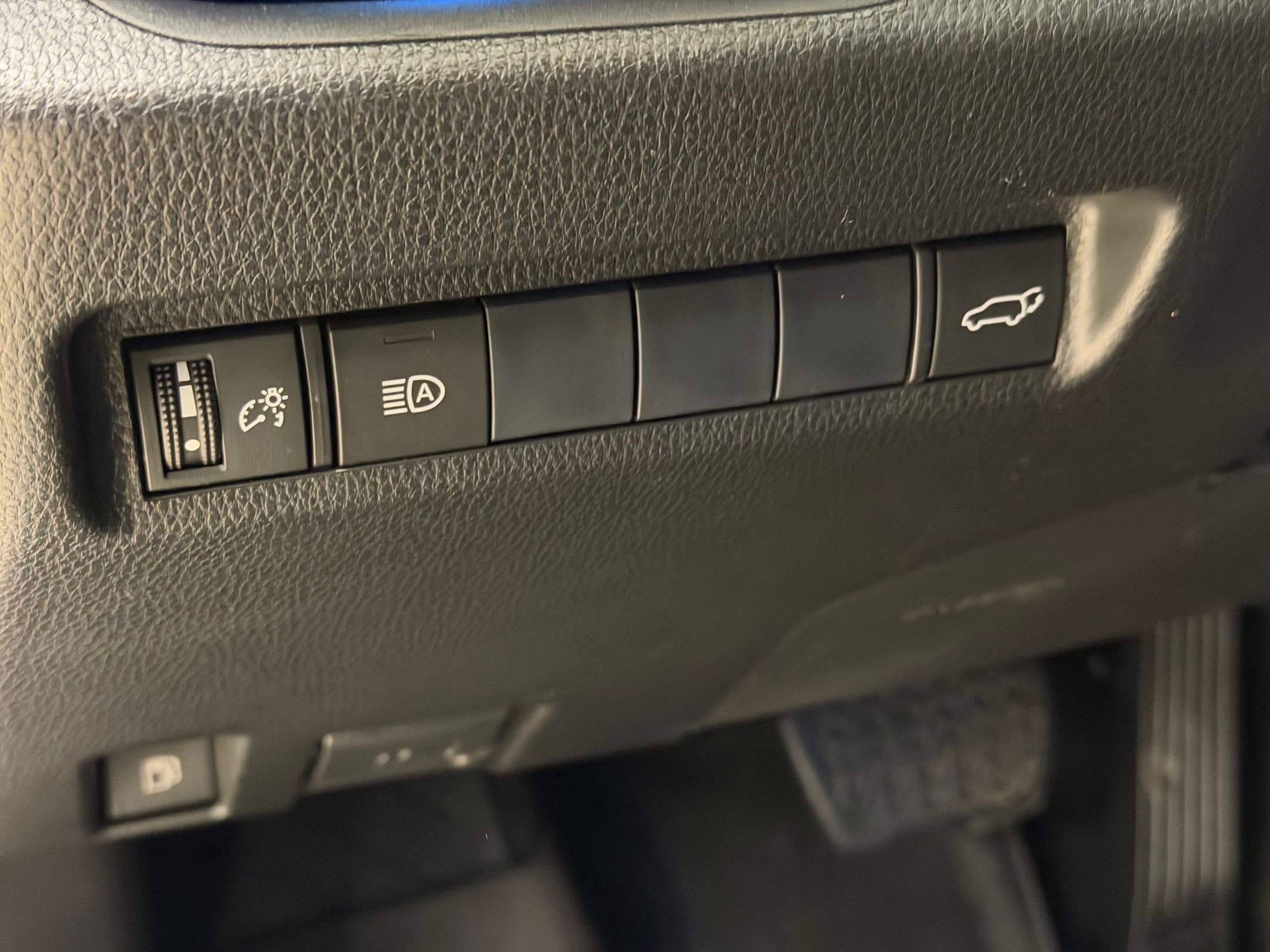 Used 2019 Toyota RAV4 XSE w/ Carpet Mat Package image 18