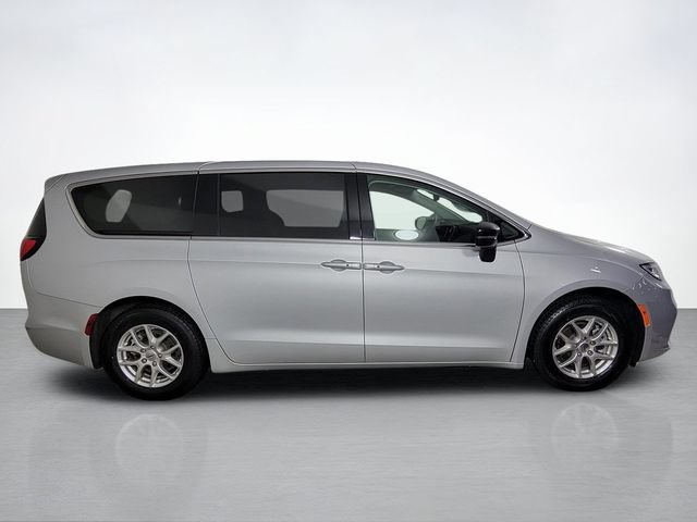 Used 2024 Chrysler Pacifica Touring-L FWD image 2