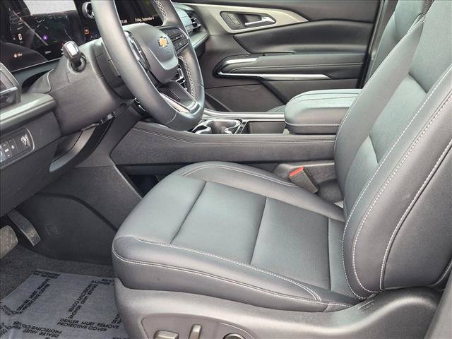 Used 2025 Chevrolet Traverse LT w/ Driver Confidence Package FWD image 14
