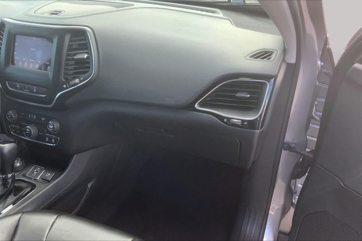 Used 2021 Jeep Cherokee Latitude Plus AWD/4WD image 18