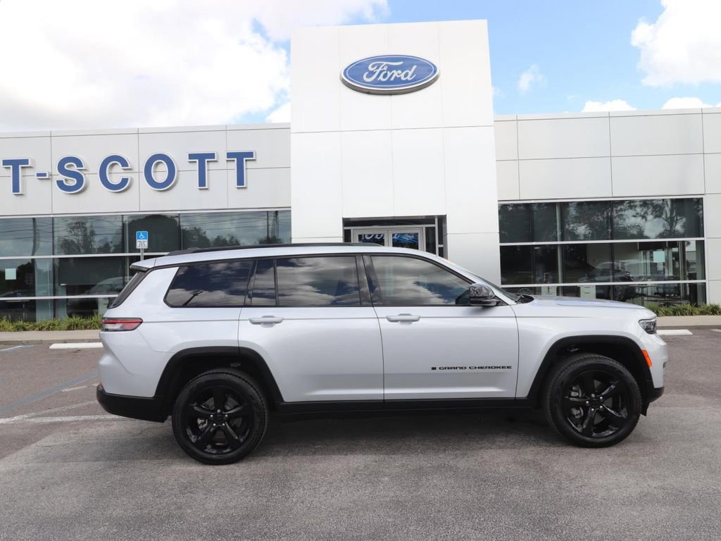 Used 2025 Jeep Grand Cherokee L Limited w/ Black Appearance Package AWD/4WD image 6