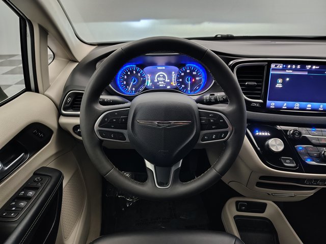 Used 2024 Chrysler Pacifica Touring-L FWD image 32