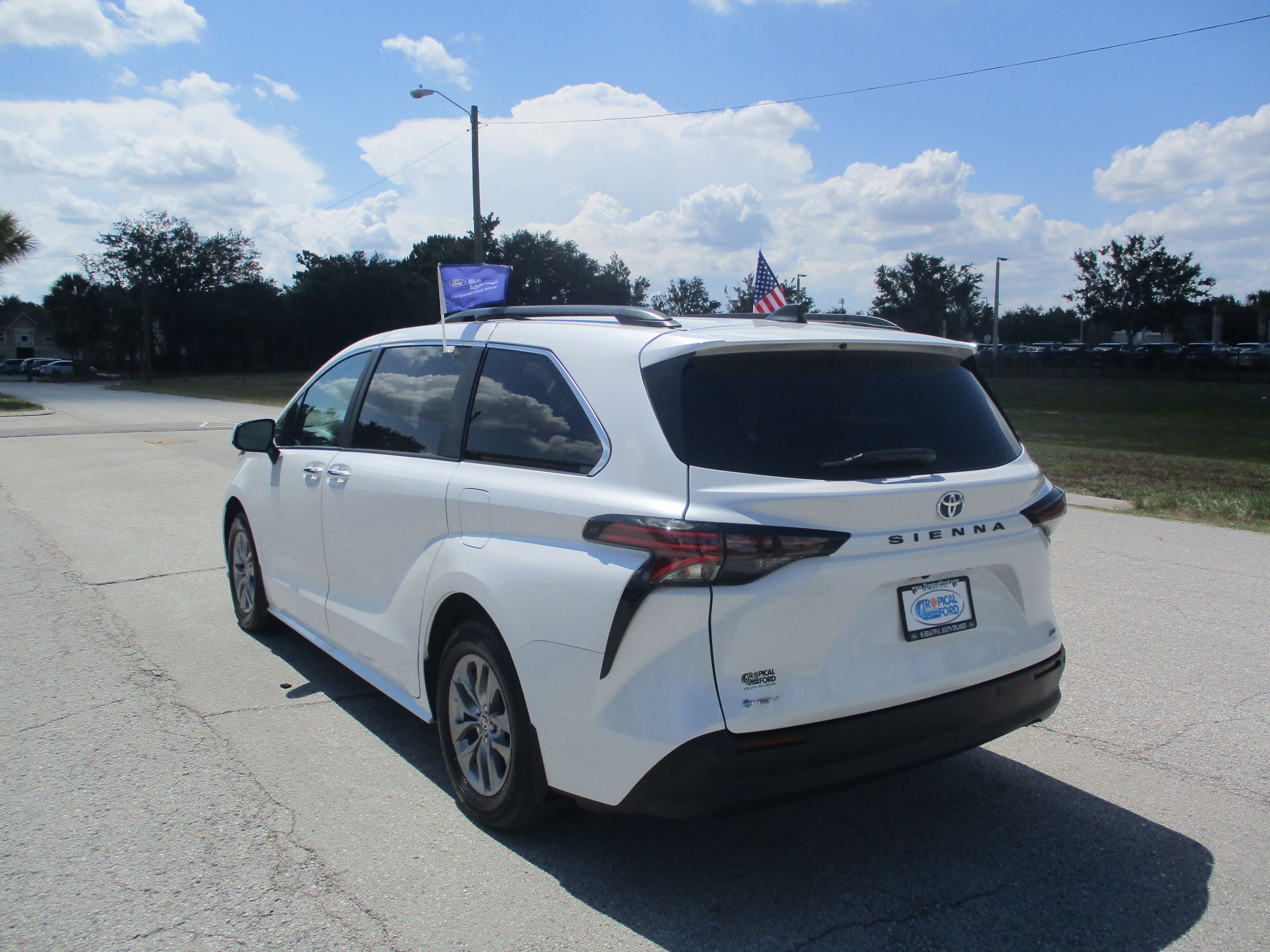 Used 2025 Toyota Sienna XLE FWD image 5