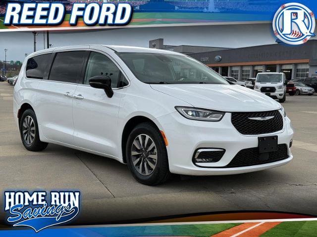 Used 2024 Chrysler Pacifica Limited FWD image 1