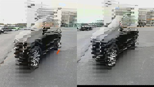 Used 2025 Cadillac XT4 Premium Luxury image 2