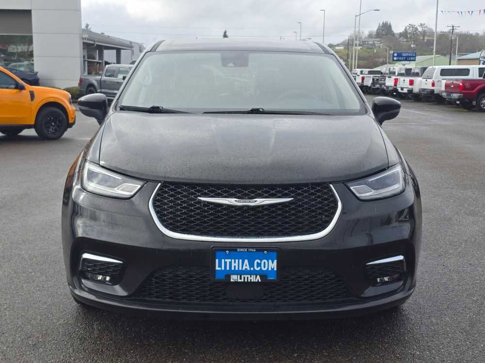 Used 2023 Chrysler Pacifica Touring-L image 8