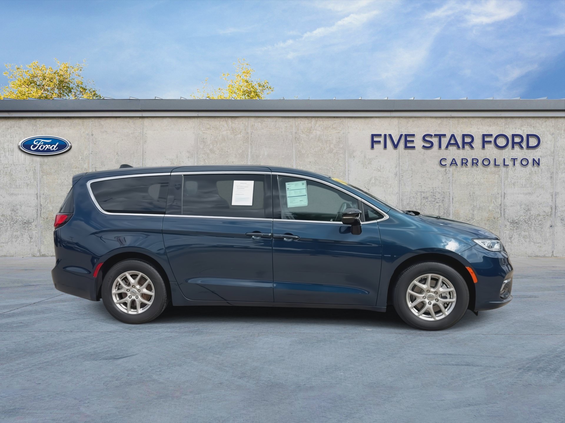 Used 2025 Chrysler Pacifica Select FWD image 9