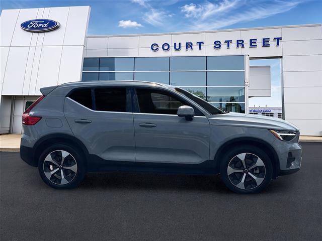 Used 2025 Volvo XC40 B5 Plus AWD/4WD image 4