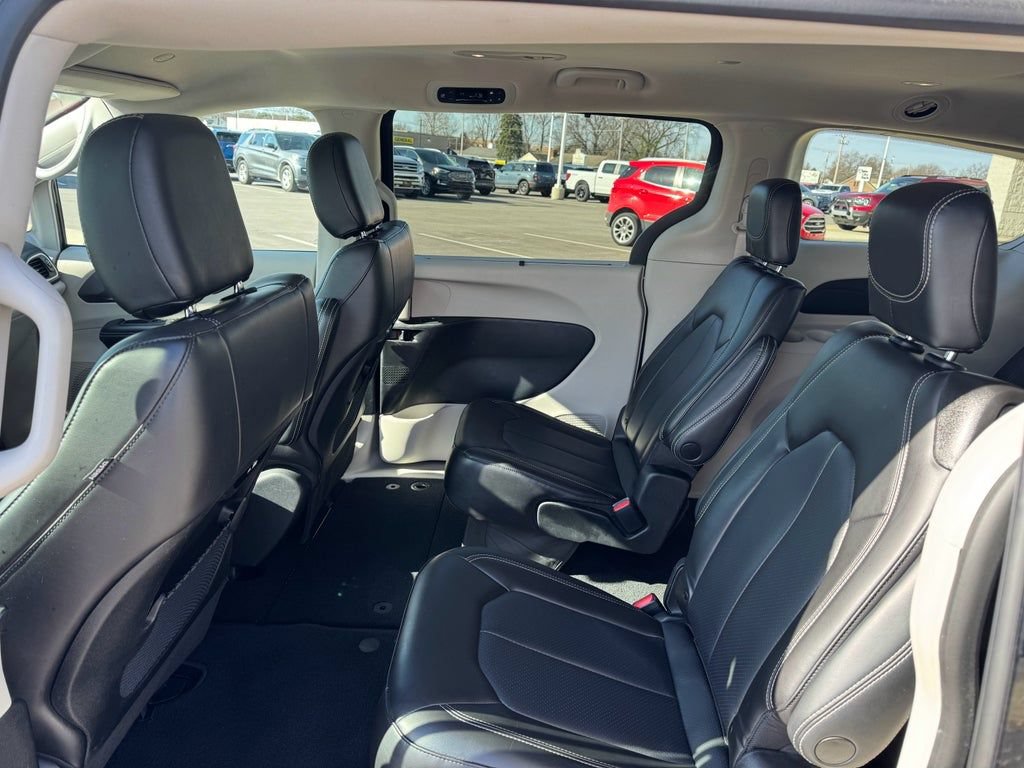 Used 2023 Chrysler Pacifica Touring-L FWD image 21