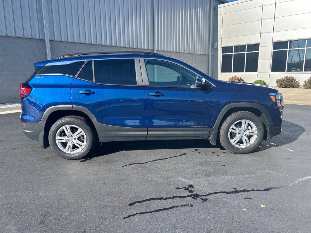 Used 2022 GMC Terrain SLE w/ Driver Convenience Package AWD/4WD image 5