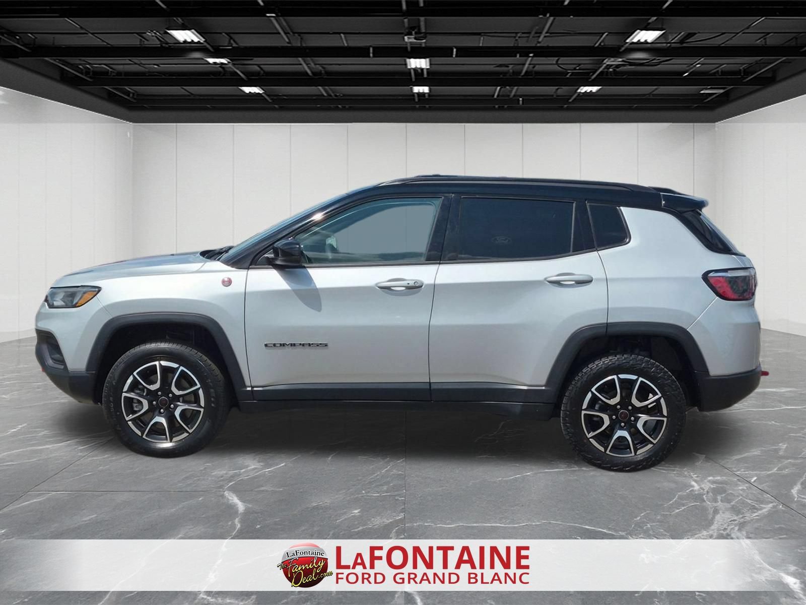 Used 2025 Jeep Compass Trailhawk AWD/4WD image 2