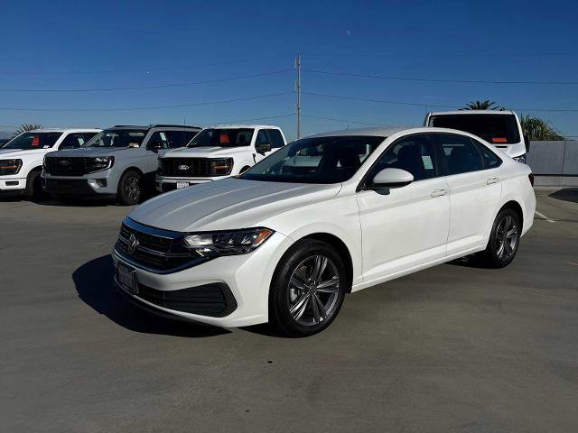 Used 2023 Volkswagen Jetta SE image 2