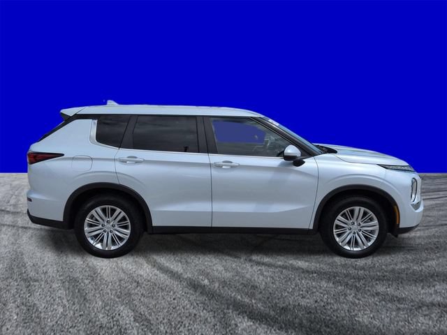 Used 2023 Mitsubishi Outlander ES FWD image 3