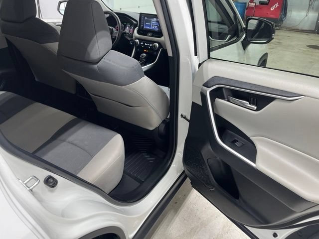 Used 2022 Toyota RAV4 XLE AWD/4WD image 36