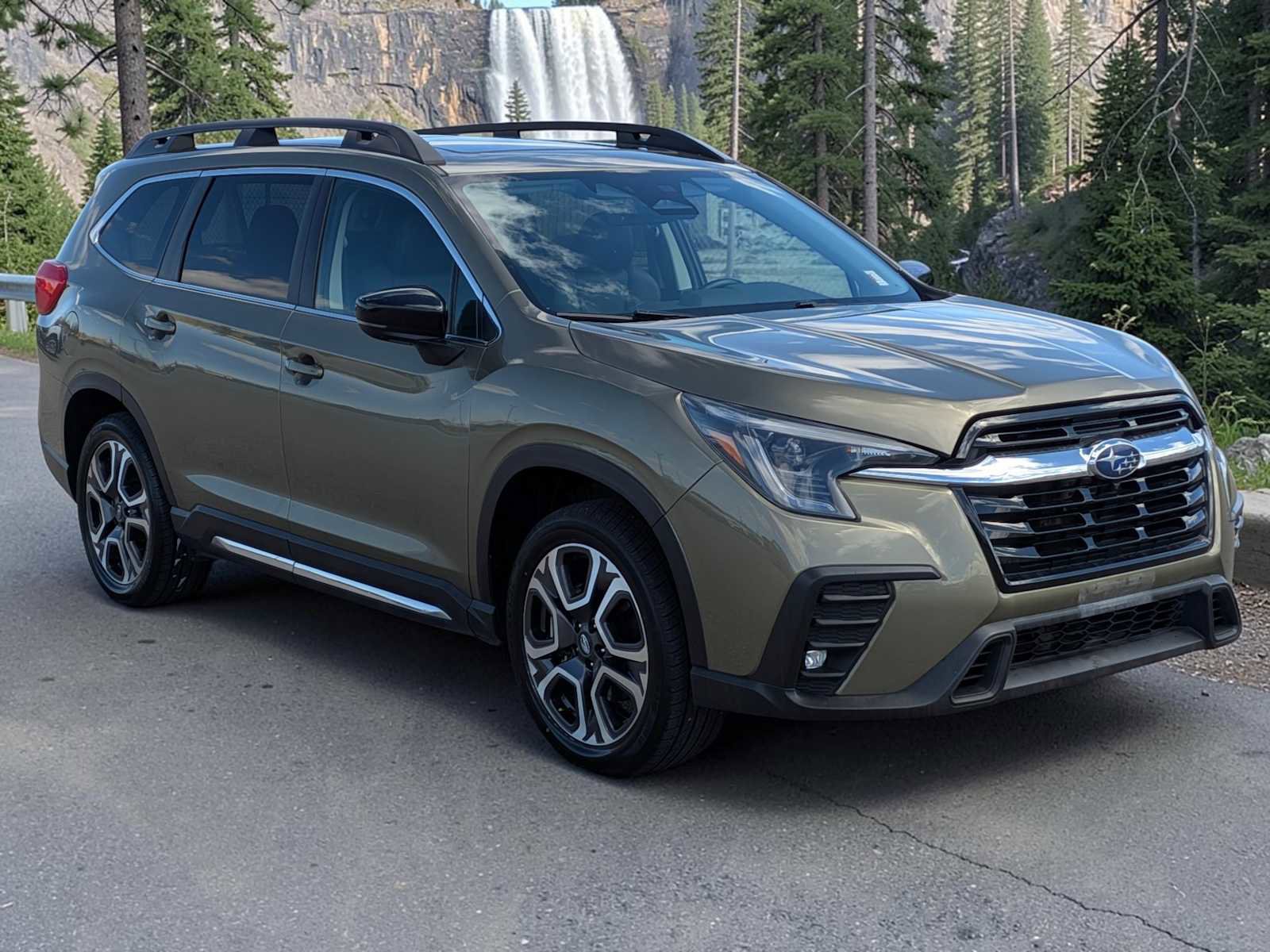 Used 2024 Subaru Ascent Limited w/ Technology Package AWD/4WD image 8